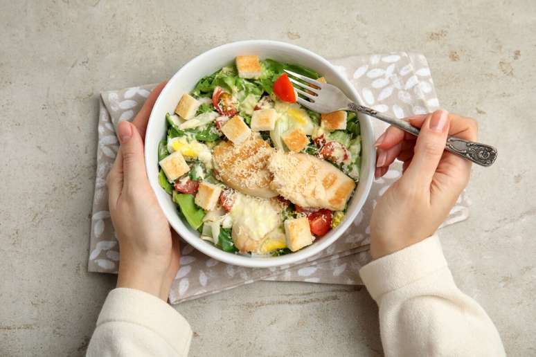 Manter uma alimenta&ccedil;&atilde;o equilibrada ao longo do dia aumenta a saciedade e evita a fome noturna 