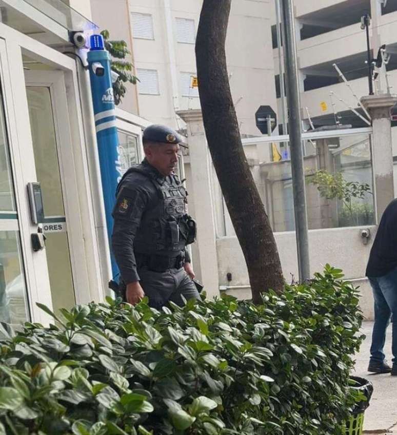 Imagem mostra o tenente-coronel Geraldo Neto no condom&iacute;nio da soldado que o denunciou por ass&eacute;dio
