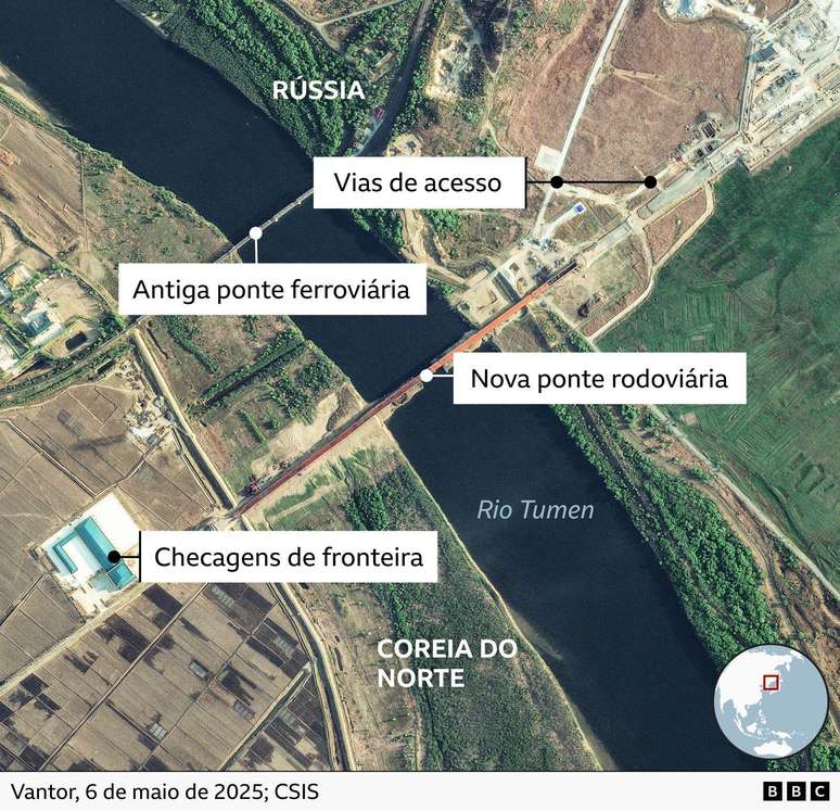 Imagem de sat&eacute;lite anotada, tirada em 6 de maio, mostrando a nova ponte rodovi&aacute;ria, a ponte ferrovi&aacute;ria existente, duas vias de acesso e um posto de controle de fronteira.