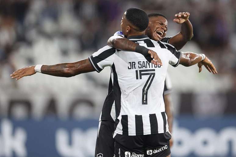 J&uacute;nior Santos recebe o abra&ccedil;o de Kaddir &ndash;