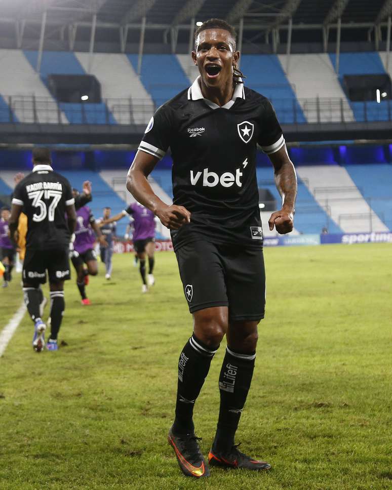 Danilo comemorando o gol da vit&oacute;ria do Botafogo sobre o Racing no El Cilindro &ndash; 