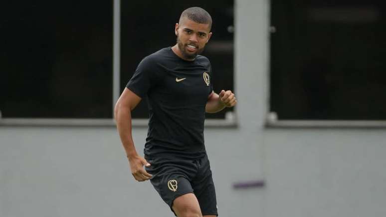 Daniel Marcos, ex-jogador do Corinthians, em treinamento pelo clube 