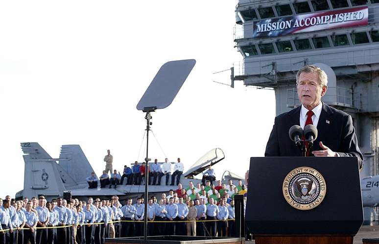George W. Bush discursa em maio de 2003 a bordo do USS Abraham Lincoln