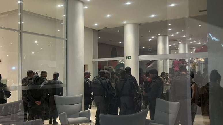 Policiais Militares se posicionam dentro do pr&eacute;dio para impedir que os alunos ocupem outros espa&ccedil;os