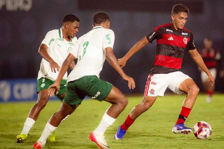 Flamengo sai na frente, mas leva tr&ecirc;s gols no segundo tempo e perde mais uma no BR Sub-20 &ndash;