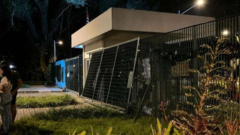 Port&atilde;o do pr&eacute;dio da reitoria foi derrubado pelos estudantes durante o ato de manifesta&ccedil;&atilde;o