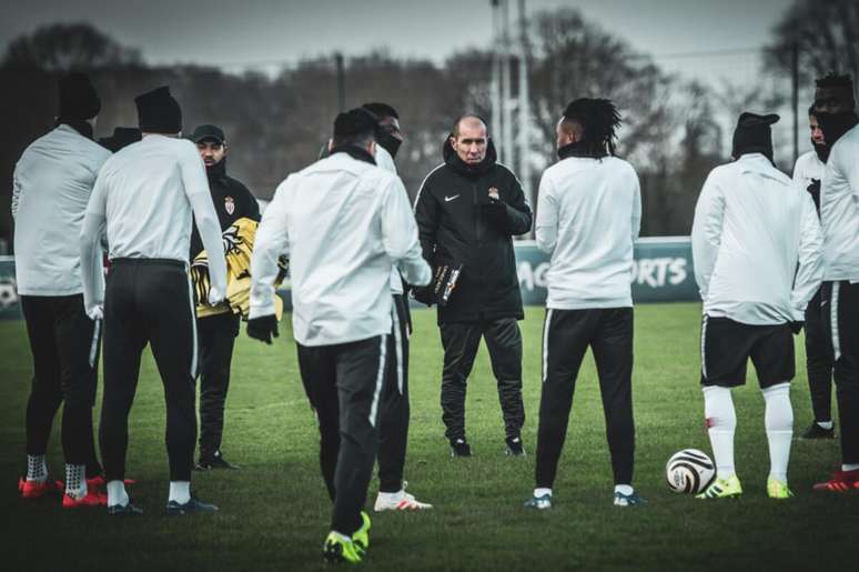 Leonardo Jardim e Barros (esq., de preto) comandando treino no Monaco &ndash;