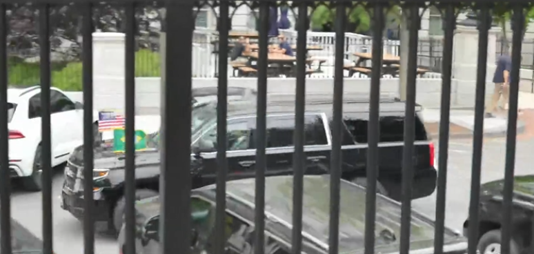 Comitiva brasileira chegando &agrave; Casa Branca, nesta quinta