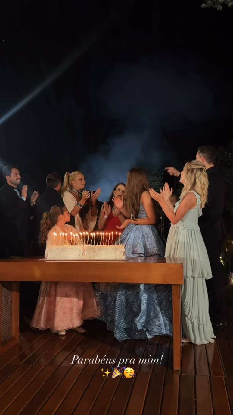 Neta de Leonardo, Maria Sophia faz 15 com fest&atilde;o em SP