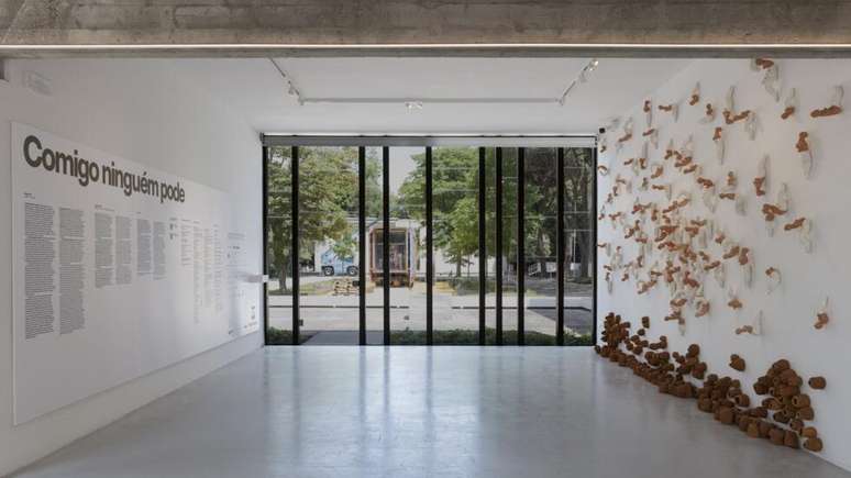 Pavilh&atilde;o do Brasil na Bienal de Veneza de 2026. Obra "Tecel&atilde;s", de Rosana Paulino (esq.) faz parte do projeto "Comigo ningu&eacute;m pode".