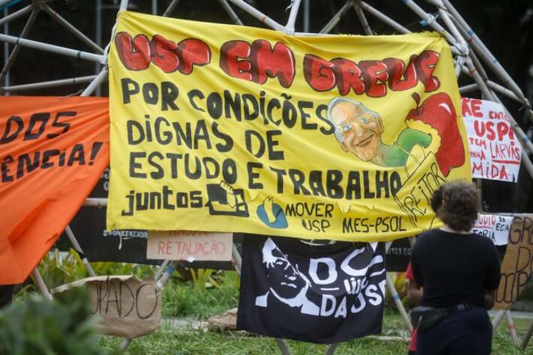 Ocupa&ccedil;&atilde;o de pr&eacute;dio na USP j&aacute; dura mais de 24 horas