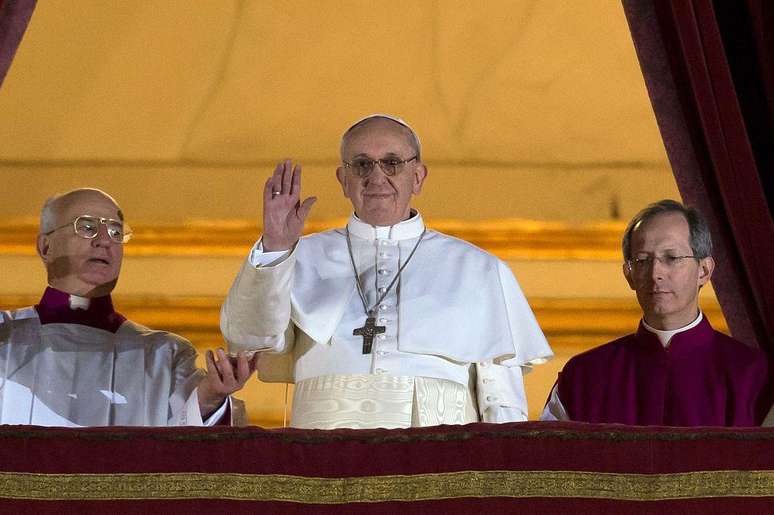 O papa Francisco ficou conhecido pelo estilo simples que adotou em suas vestimentas
