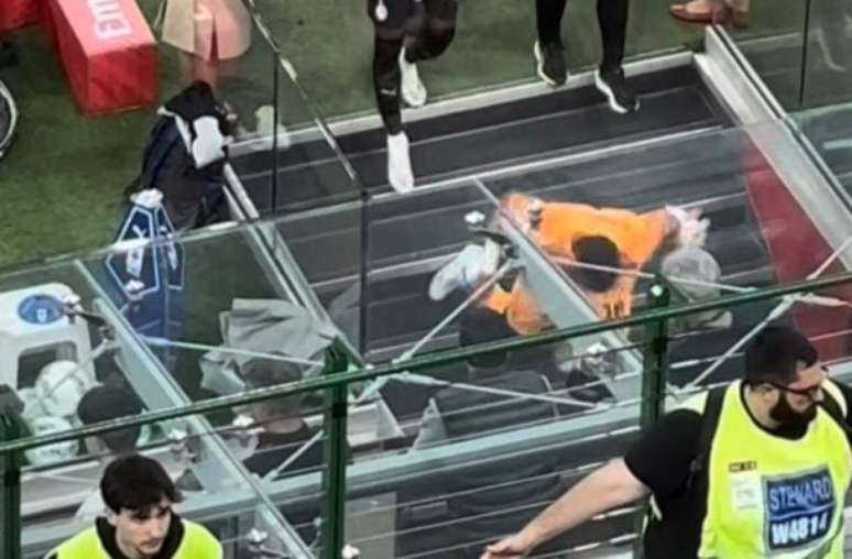 Reprodu&ccedil;&atilde;o de V&iacute;deo - Legenda: Maignan caiu da escada ao deixar o campo