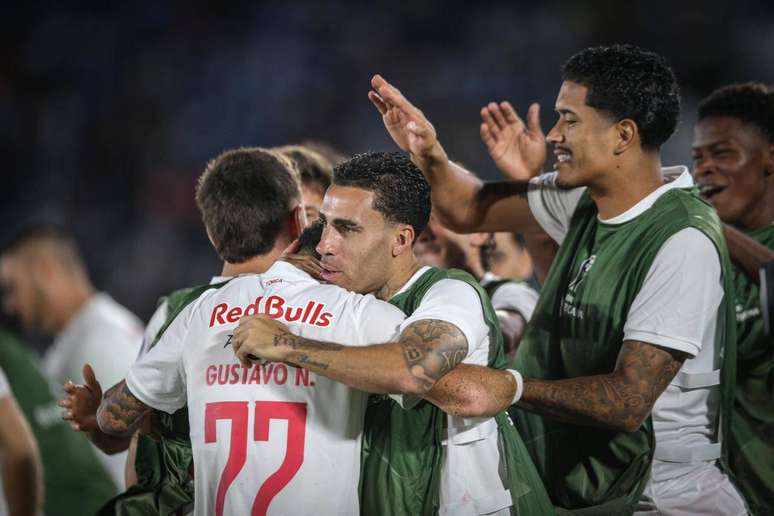 Gustavinho &eacute; abra&ccedil;ado ap&oacute;s fazer o segundo gol do Braga. Mas ele ainda participaria de outros grandes lances&nbsp; do time. Foto de Ari Ferreira/Red Bull Bragantino.