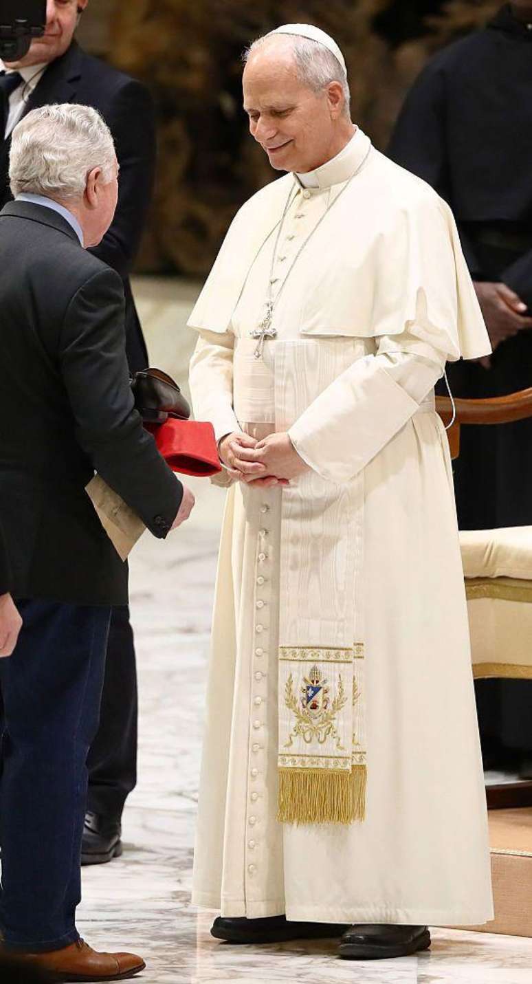 O Papa Le&atilde;o 14 com veste branca e sapatos pretos
