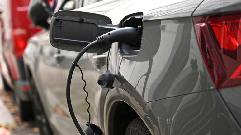 Do ponto de vista ambiental, os carros el&eacute;tricos podem reduzir emiss&otilde;es diretas de poluentes em &aacute;reas urbanas e contribuir para a diminui&ccedil;&atilde;o de gases de efeito estufa, sobretudo quando carregados com energia de fontes renov&aacute;veis &ndash; depositphotos.com / Spitzi