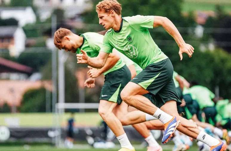Jogadores do Wolfsburg se preparam para receber o j&aacute; campe&atilde;o Bayern &ndash;