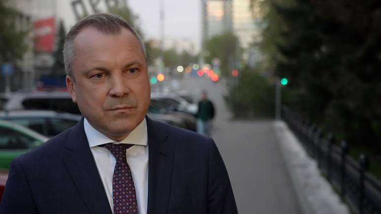 Yevgeny Popov, parlamentar russo, diz que tanques s&atilde;o necess&aacute;rios no campo de batalha e n&atilde;o na Pra&ccedil;a Vermelha