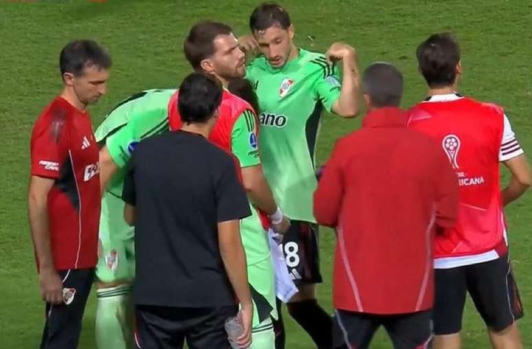 Momento em que Vi&ntilde;a vestia a camisa de goleiro para assumir a meta do River Plate &ndash;