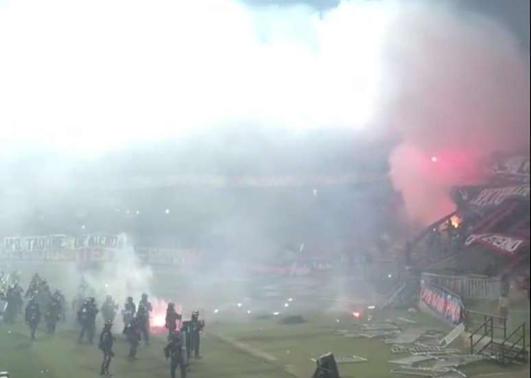 Torcida do Independiente Medell&iacute;n x Flamengo lan&ccedil;a sinalizadores, entre outros objetos, no campo do Atanasio Girardot &ndash;