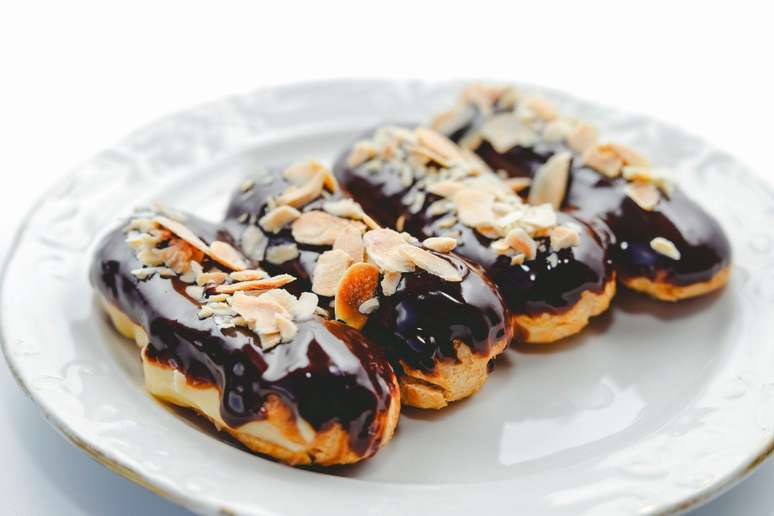 &Eacute;clairs com cobertura de chocolate e am&ecirc;ndoas 