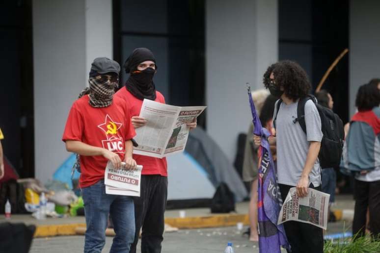 Reitor da USP criticou uso pelos estudantes de camisetas de partidos pol&iacute;ticos e de utens&iacute;lios para cobrir o rosto