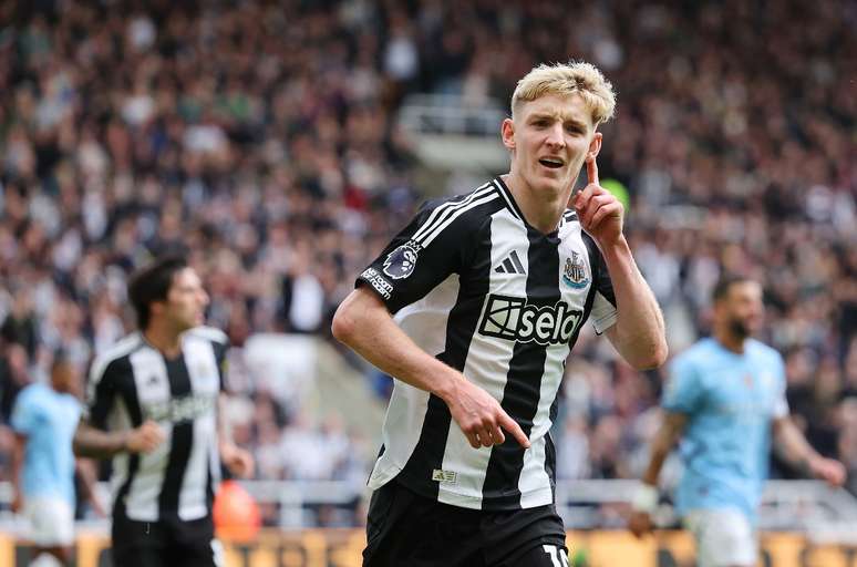 Anthony Gordon comemorando gol pelo Newcastle 