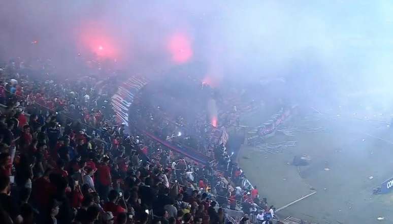 Torcida do Independiente Medell&iacute;n acendeu diversos sinalizadores na arquibancada &ndash;