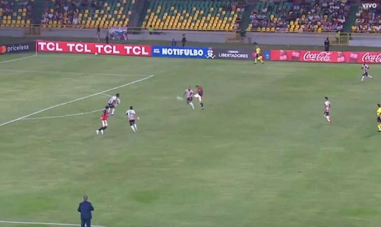 Olha de onde Vegetti acertou o chute de primeira para fazer um gol espetacular Junior x Cerro Porte&ntilde;o.