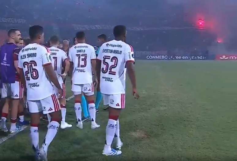 Jogadores do Flamengo logo ap&oacute;s paralisa&ccedil;&atilde;o do jogo &ndash;