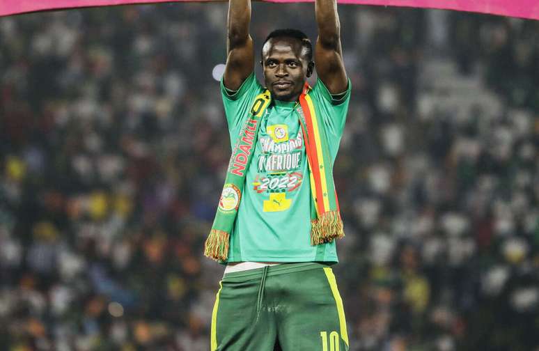 Sadio Man&eacute; com a camisa da sele&ccedil;&atilde;o de Senegal &ndash;