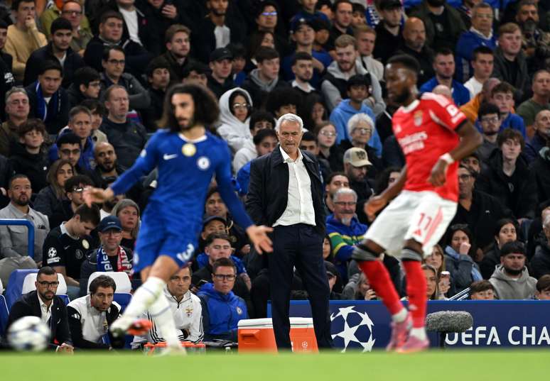 Mourinho durante uma partida do Benfica na Champions League 