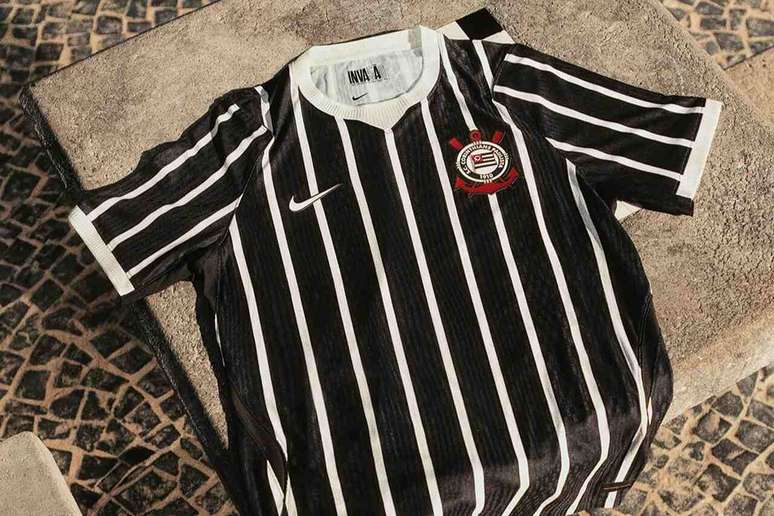 Corinthians lan&ccedil;a novo uniforme para a temporada &ndash;