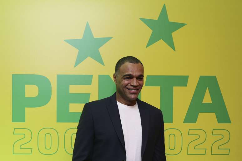 Den&iacute;lson em evento de 20 anos do pentacampeonato de 2002 
