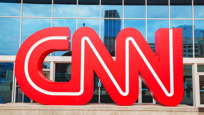 m 1980, Turner fundou a CNN (Cable News Network), primeiro canal de not&iacute;cias 24 horas, que passou a transmitir acontecimentos em tempo real, como crises pol&iacute;ticas, guerras e desastres naturais &ndash; depositphotos.com / AndreyKr