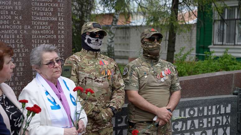 Na vila de Rublyovo, dois soldados que lutaram na Ucr&acirc;nia se juntam a um memorial em homenagem aos moradores locais mortos durante a Grande Guerra Patri&oacute;tica
