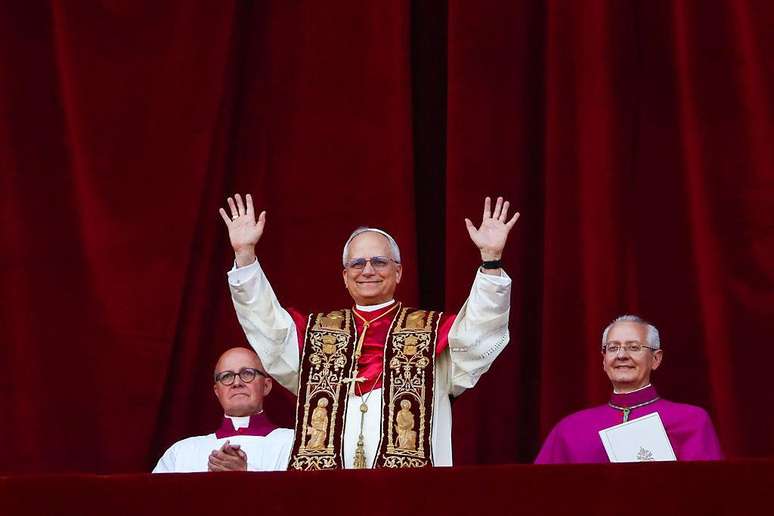 O cardeal americano Robert Prevost, agora conhecido como Le&atilde;o 14, ap&oacute;s ser eleito papa pelos cardeais no segundo dia do conclave