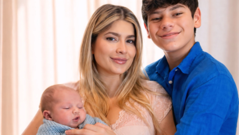 Claudia Melo ao lado dos filhos Liam e Edward
