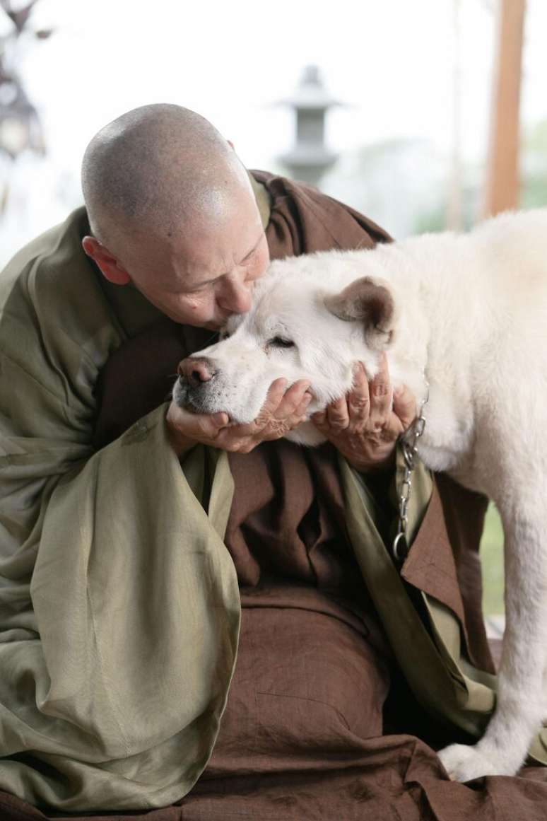 Monja Coen, palestrante do SPIW, fotografada em 2008 com seu c&atilde;o de estima&ccedil;&atilde;o