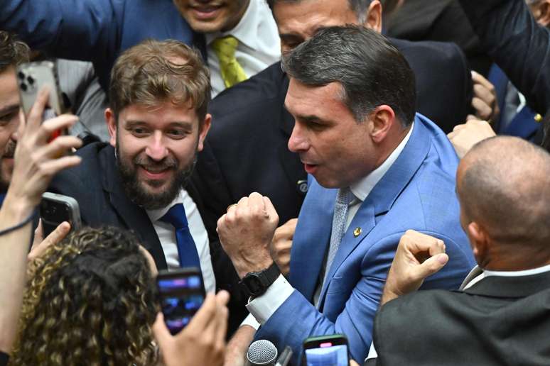 Fl&aacute;vio Bolsonaro comemora derrubada do veto ao PL da Dosimetria: ex-presidente Jair Bolsonaro estaria entre os beneficiados pela nova lei