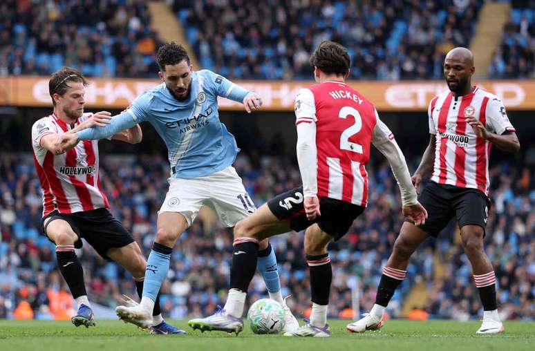 Cherki, do Manchester City, disputa a bola com Jensen e Aaron Hickey, do Brentford.