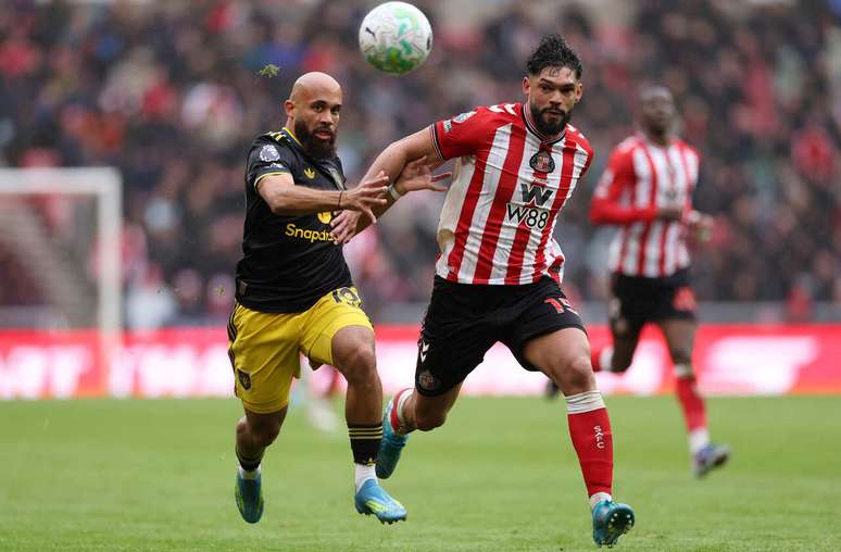 Omar Alderete, &agrave; direita, se antecipa.Assim, evita a chegada de Mbeumo, do Manchester United.