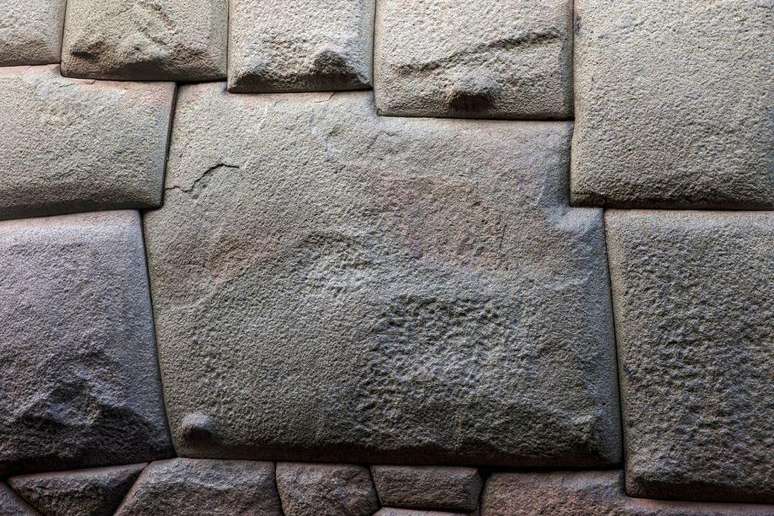 Detalhe de uma parede de pedra esculpida em Cusco, Peru. A pedra central possui 12 v&eacute;rtices