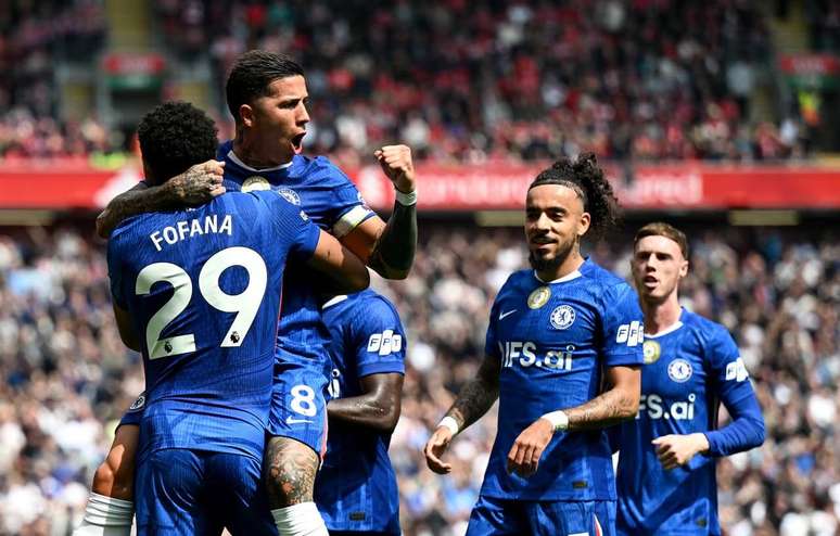 Jogadores do Chelsea celebram o gol de empate, de Enzo Fern&aacute;ndez.