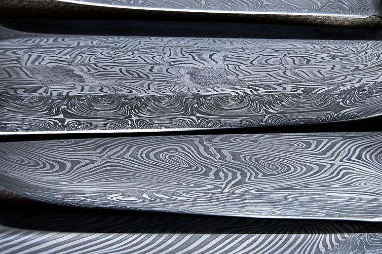 A maioria das pe&ccedil;as atualmente descritas como a&ccedil;o de Damasco s&atilde;o recria&ccedil;&otilde;es que imitam seu padr&atilde;o ondulado, mas n&atilde;o o material original, como as da imagem