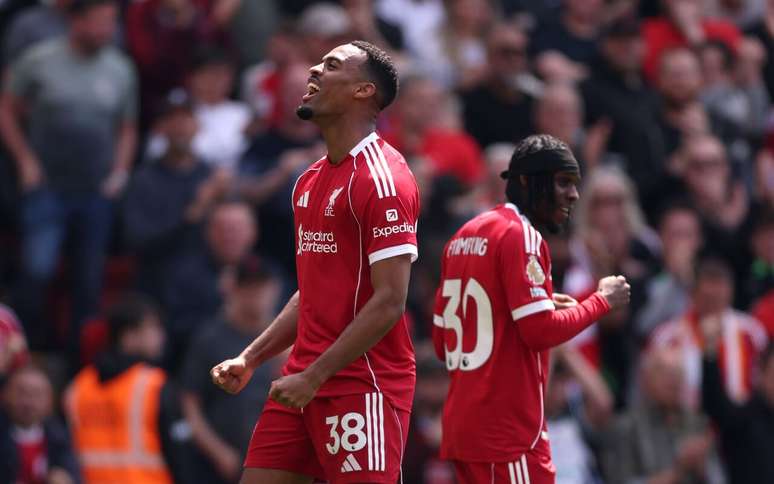 Gravenberch comemora: acaba de abrir o placar para o Liverpool.