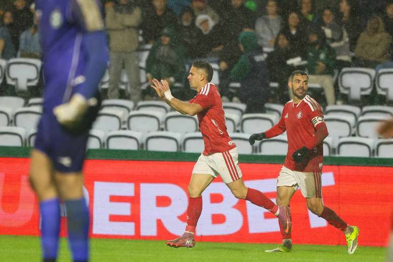 Borr&eacute; fez um dos gols do Internacional contra o Coritiba &ndash;