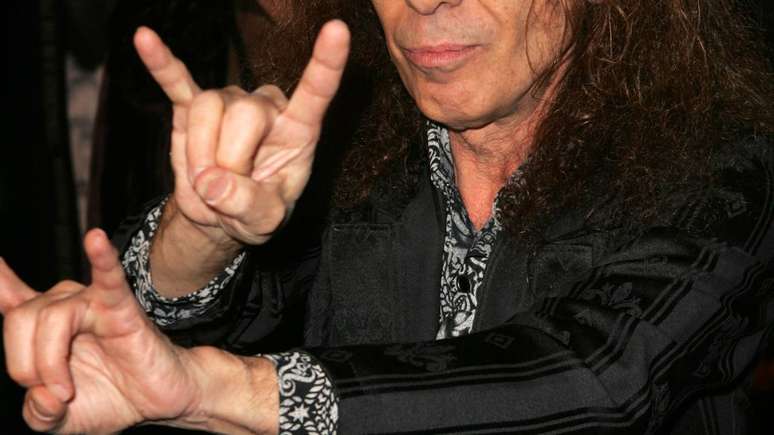 Quando Ronnie James Dio assumiu os vocais do Black Sabbath, no fim dos anos 1970, encontrou uma banda que j&aacute; se associava a uma forte est&eacute;tica sombria, mas tamb&eacute;m a um gesto muito espec&iacute;fico &ndash; depositphotos.com / s_bukley