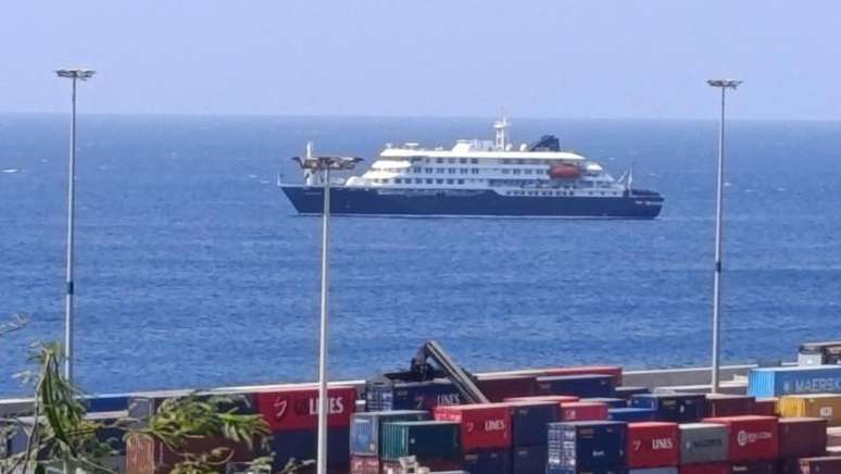 O navio MV Hondius (na foto) n&atilde;o teve permiss&atilde;o para atracar em Cabo Verde