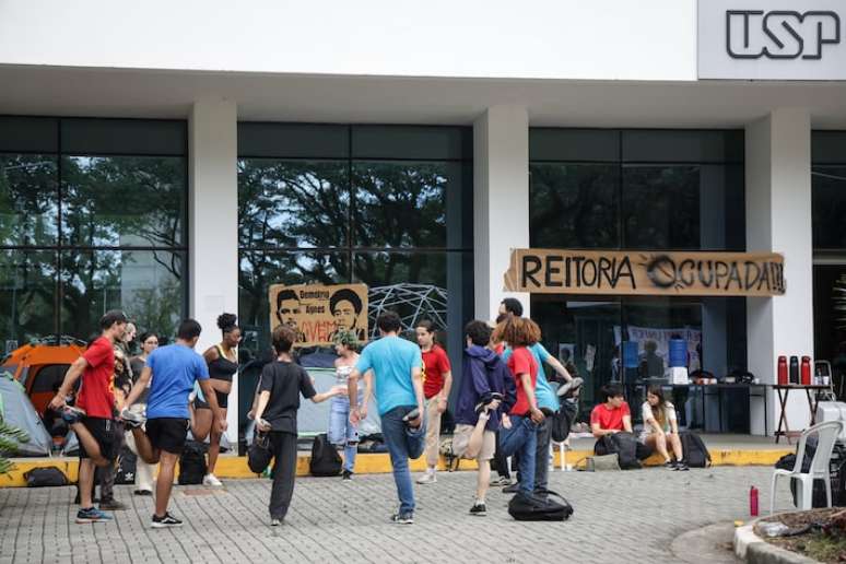 FR12 SAO PAULO - SP - 08/05/2026 - CIDADES - REITORIA USP OCUPADA - Estudantes que participam da greve da Universidade de S&atilde;o Paulo derrubaram um port&atilde;o e ocuparam, na quinta-feira (7), a reitoria da institui&ccedil;&atilde;o. Os manifestantes pedem a reabertura da mesa de negocia&ccedil;&atilde;o entre o comando da greve e o reitor Alu&iacute;sio Segurado. A Reitoria da USP divulgou uma nota lamentando a invas&atilde;o do pr&eacute;dio e afirmando que o ato foi uma "escalada de viol&ecirc;ncia com danos ao patrim&ocirc;nio p&uacute;blico".. FOTO: Felipe Rau/Estad&atilde;o